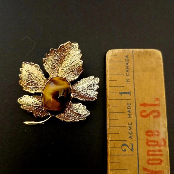 Vintage Goldtone Tigers Eye Leaf Brooch - 1970s - Picture 2 of 4